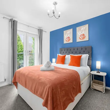 Luxury 4 Bed Home, Garden, Parking, 3 Baths * Manchester