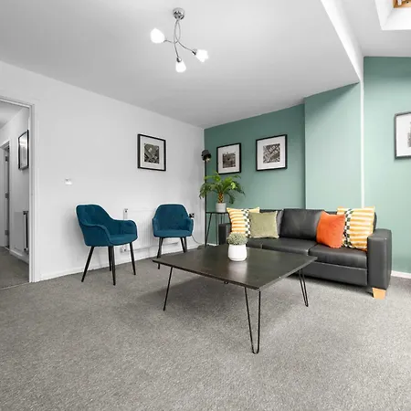 Luxury 4 Bed Home, Garden, Parking, 3 Baths Feriehus Manchester