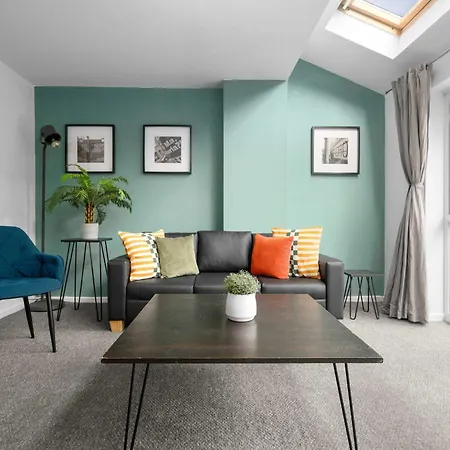 Luxury 4 Bed Home, Garden, Parking, 3 Baths Feriehus *