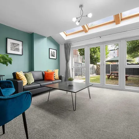 Luxury 4 Bed Home, Garden, Parking, 3 Baths *