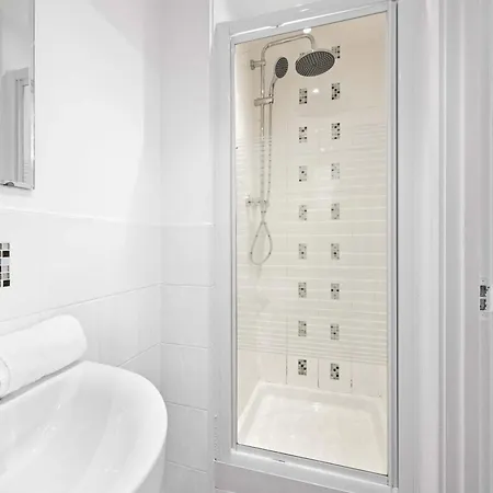 Luxury 4 Bed Home, Garden, Parking, 3 Baths * Manchester