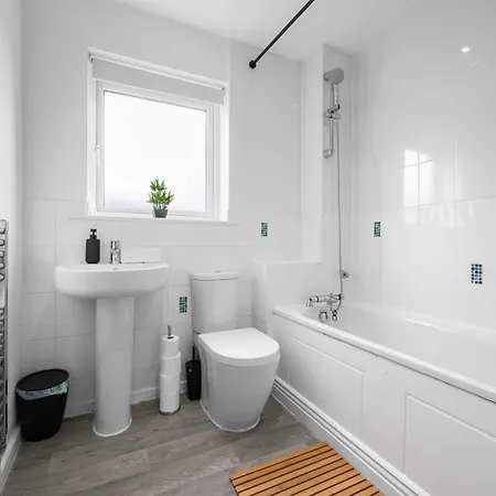 Luxury 4 Bed Home, Garden, Parking, 3 Baths Feriehus *