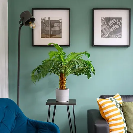 Luxury 4 Bed Home, Garden, Parking, 3 Baths *