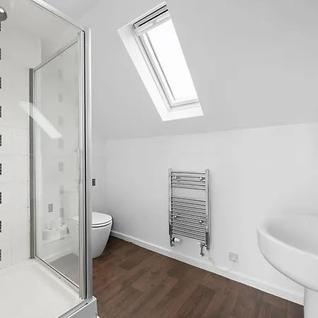 Feriehus Luxury 4 Bed Home, Garden, Parking, 3 Baths *