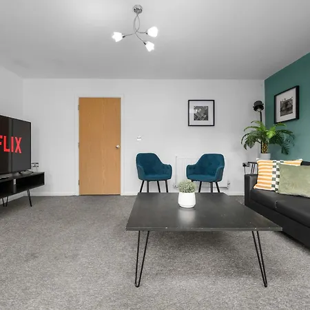 Luxury 4 Bed Home, Garden, Parking, 3 Baths Feriehus *