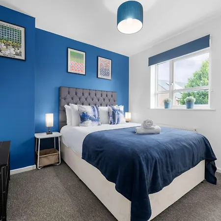 Luxury 4 Bed Home, Garden, Parking, 3 Baths Manchester