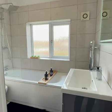 Northeast Sleeps 8 With Onsite Parking * Manchester