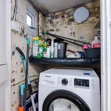 3br Salford Sleeps 7 Kitchen Parking مانشستر