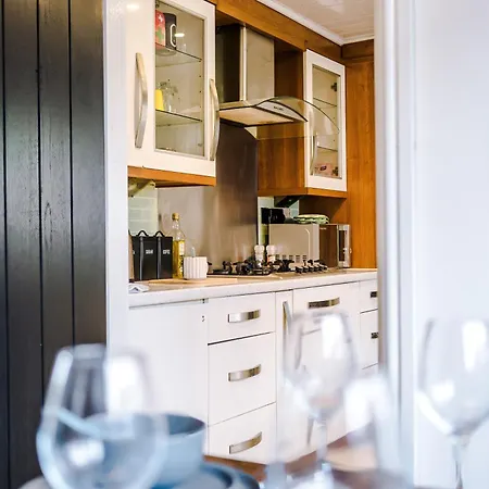 3br Salford Sleeps 7 Kitchen Parking