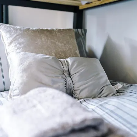 بيت للعطل 3br Salford Sleeps 7 Kitchen Parking