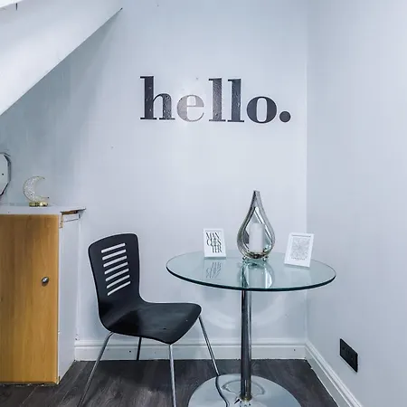 3br Salford Sleeps 7 Kitchen Parking