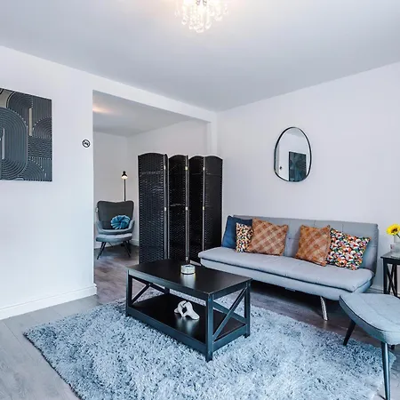 بيت للعطل 3br Salford Sleeps 7 Kitchen Parking