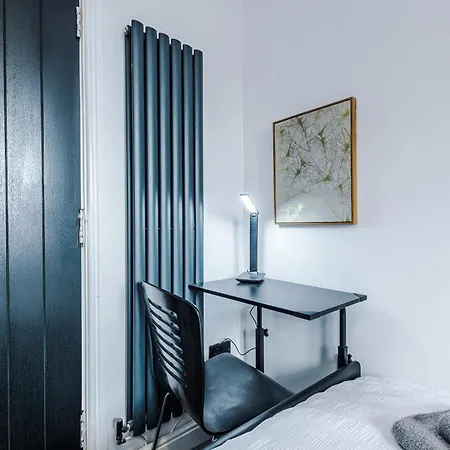 3br Salford Sleeps 7 Kitchen Parking بيت للعطل *