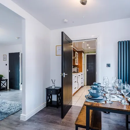 3br Salford Sleeps 7 Kitchen Parking بيت للعطل *