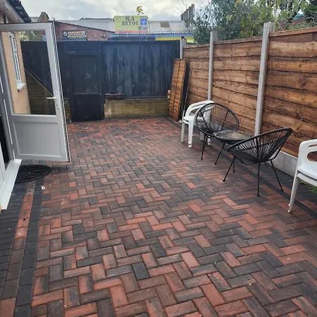 Cosy Newly Built Self-contained Garden Flat Manchester