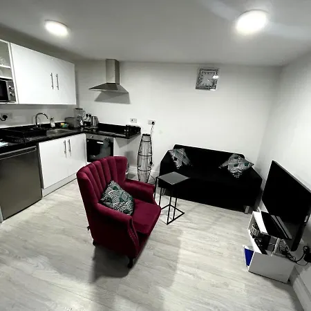 Cosy Newly Built Self-contained Garden Flat Daire