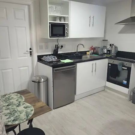 Cosy Newly Built Self-contained Garden Flat Daire Manchester