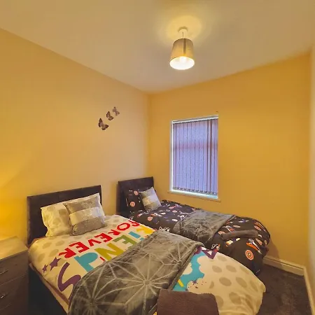 Cosy 4 Bedder House Near Centre *
