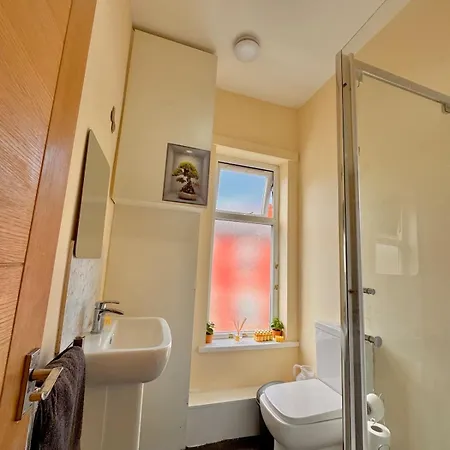 Cosy 4 Bedder House Near Centre Manchester