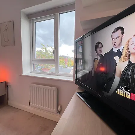 Spacious 2 Bed House In Manchester With Private Parking *