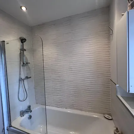 Spacious 2 Bed House In Manchester With Private Parking Сasa de vacaciones *