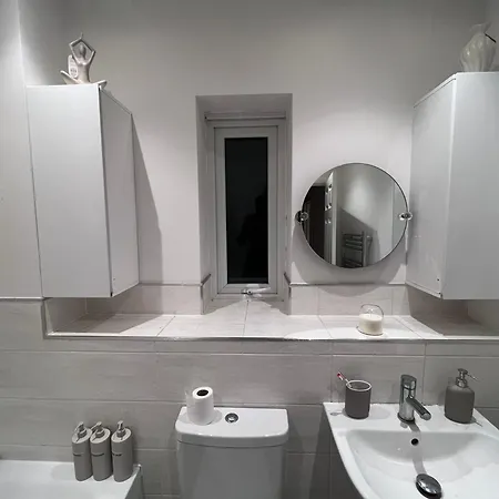 Spacious 2 Bed House In Manchester With Private Parking Сasa de vacaciones Mánchester