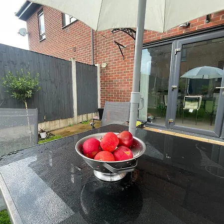 Сasa de vacaciones Spacious 2 Bed House In Manchester With Private Parking *