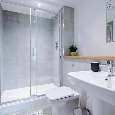 Modern 2br, Free Parking, Gym, Waterfront *