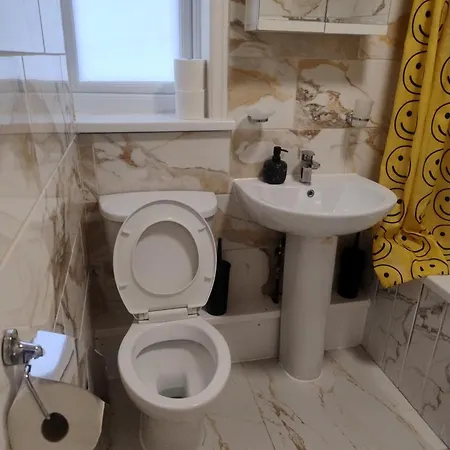 Entire 3br Near Chorlton Water Park And Airport With Parking בית נופש