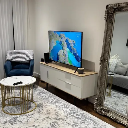 Stylish 2-bed Private Parking 10mins To Centre Manchester