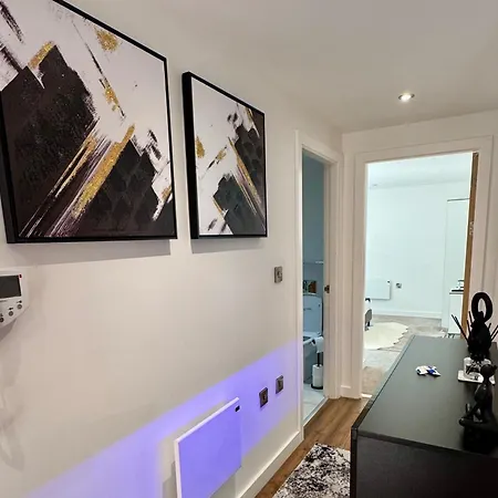Stylish 2-bed Private Parking 10mins To Centre Apartment