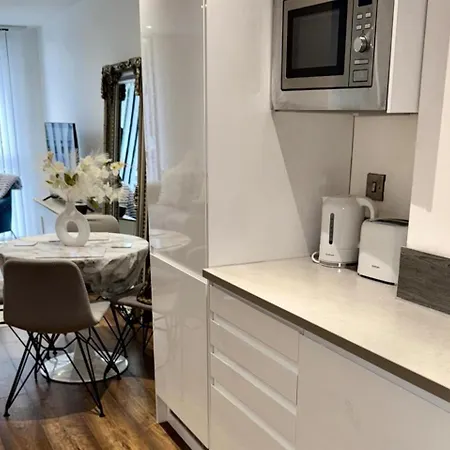 Stylish 2-bed Private Parking 10mins To Centre Manchester