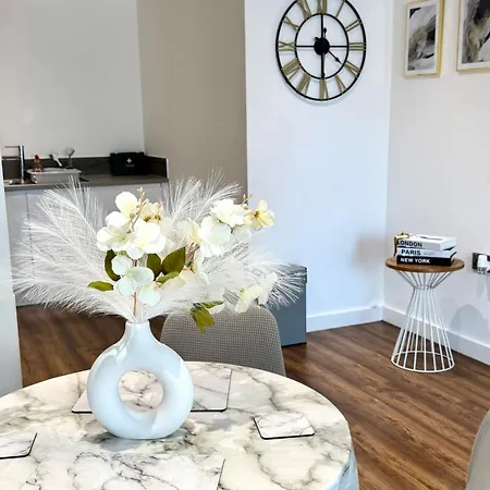 Stylish 2-bed Private Parking 10mins To Centre