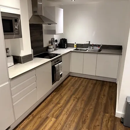 Stylish 2-bed Private Parking 10mins To Centre Apartment