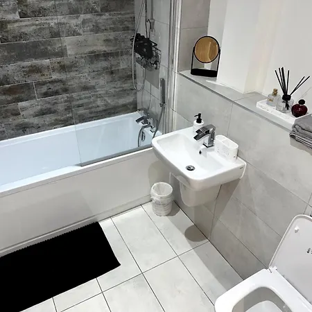 Stylish 2-bed Private Parking 10mins To Centre Manchester