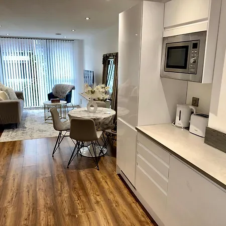 Stylish 2-bed Private Parking 10mins To Centre Apartment