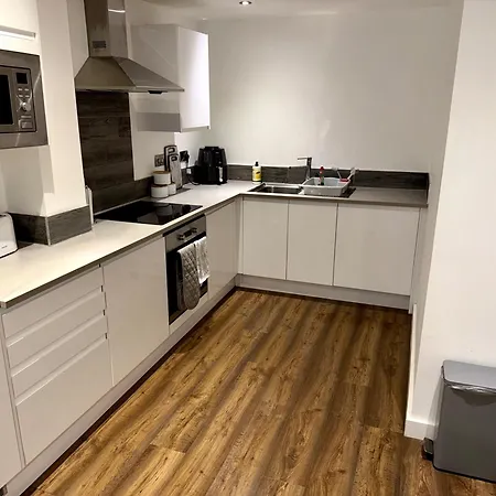 Apartment Stylish 2-bed Private Parking 10mins To Centre