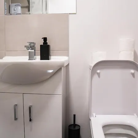 Stunning Modern 2 Bed Apartment, With Parking, Close To Town