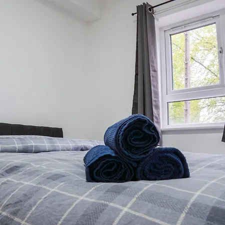 Stunning Modern 2 Bed Apartment, With Parking, Close To Town