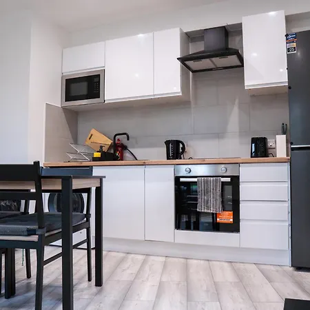 Stunning Modern 3 Bed, 2 Bedroom - Secure Parking - Close To Centre And Old Trafford *