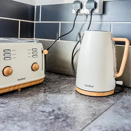 2 Bedroom Denton, Suitable For Professionals Needing A Peaceful Work Environment Manchester