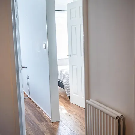 Apartman 2 Bedroom Denton, Suitable For Professionals Needing A Peaceful Work Environment