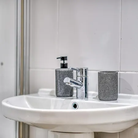 Apartment Modern 2br With Free Parking Sleeps 8 Walk To Old Trafford