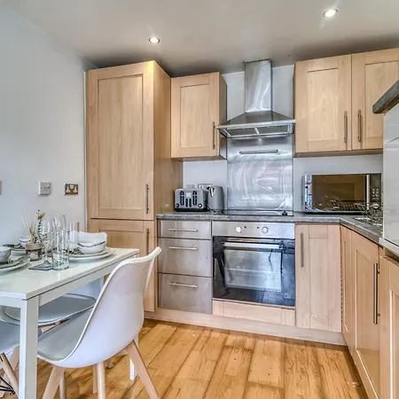 Modern 2br With Free Parking Sleeps 8 Walk To Old Trafford Apartment Manchester