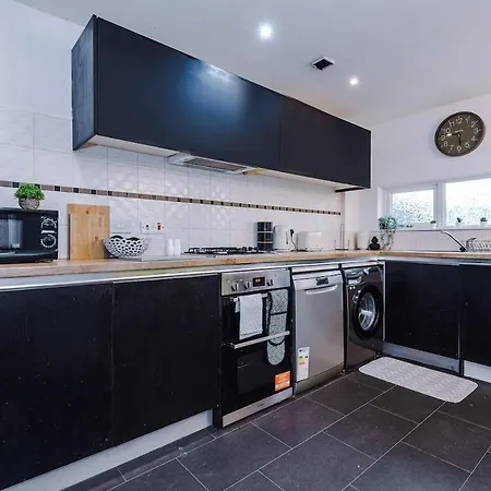 Three Bedroom House By Brookland Serviced Short Lets With Free Wifi * Манчестер