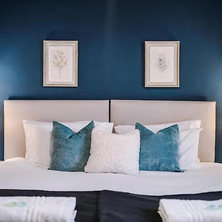 Three Bedroom House By Brookland Serviced Short Lets With Free Wifi * Манчестер