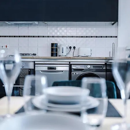 Three Bedroom House By Brookland Serviced Short Lets With Free Wifi Апартаменты Манчестер