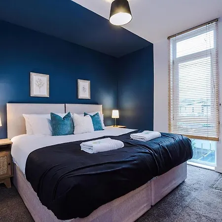 Апартаменты Three Bedroom House By Brookland Serviced Short Lets With Free Wifi Манчестер
