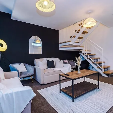 Апартаменты Three Bedroom House By Brookland Serviced Short Lets With Free Wifi