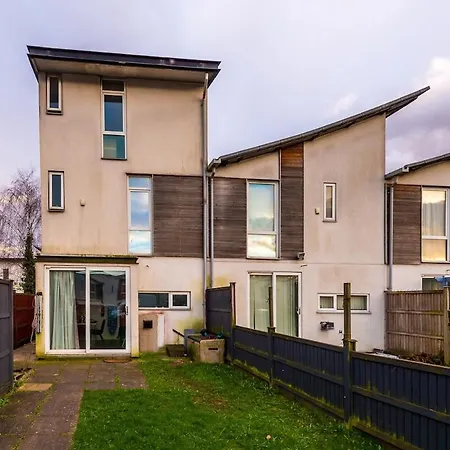 Three Bedroom House By Brookland Serviced Short Lets With Free Wifi *